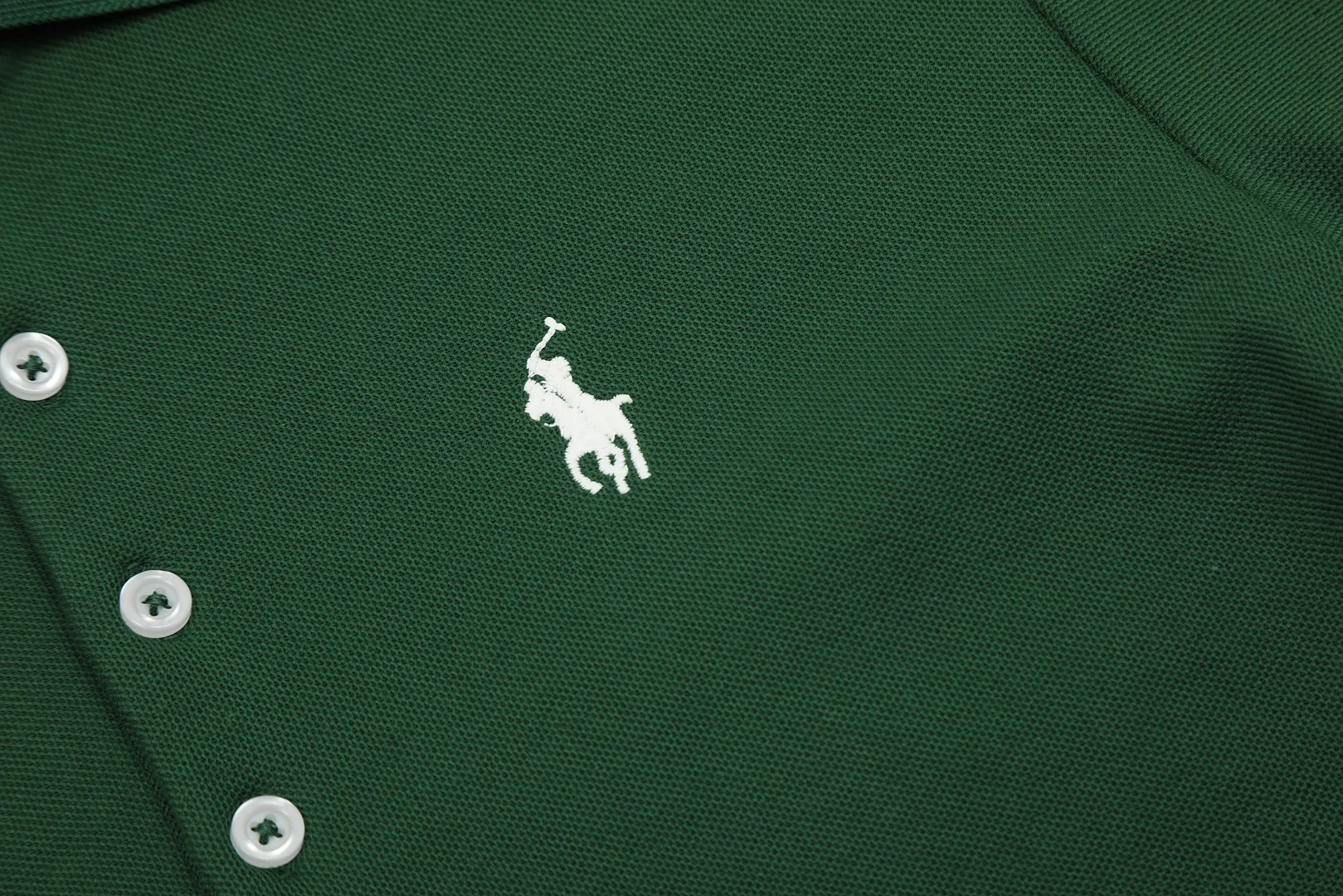 🅿️152 "Top quality" Style number: DS004# (not off the shelves all year round) [Ralph Lauren classic pony embroidered lapels women's slim fit POLO short sleeves] ✅Ralph Lauren Ralph Lauren classic basic women's all-match slim fit POLO short sleeves ✅Main supplier platform live broadcast Wholesale entities Replenish when out of stock Not off the shelves ✅ZP quality 1:1 pattern making Scan the code to enter the GF website Z cabinet quality ✅Details and quality are the only one in Guangzhou. Imported pique fabrics focus on high-end and cost-effective. Needless to say good quality. ✅The version is restored to the original order. The maximum size can be worn up to 130 pounds. Loose, comfortable and stress-free.